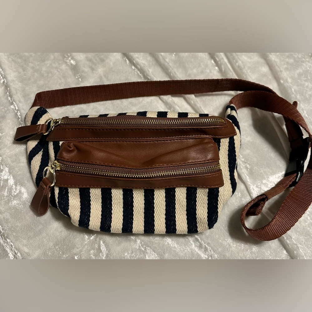 🧡4 items for $15- NWOT Trendy Faux leather, cream & blue stripe shoulder. 200